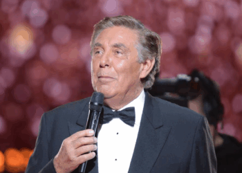 « Inadmissible » : sous pression après Miss France, Jean-Pierre Foucault perd son calme et dérape en insultant un internaute 1 « Inadmissible » : sous pression après Miss France, Jean-Pierre Foucault perd son calme et dérape en insultant un internaute « Inadmissible » : sous pression après Miss France, Jean-Pierre Foucault perd son calme et dérape en insultant un internaute