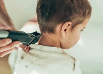 Paris : Les éducatrices d’un foyer rasent la tête d’un enfant pour le punir, un signalement effectué