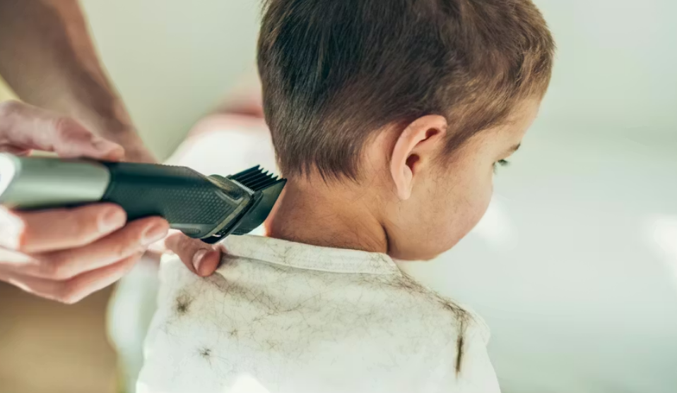 Paris : Les éducatrices d’un foyer rasent la tête d’un enfant pour le punir, un signalement effectué