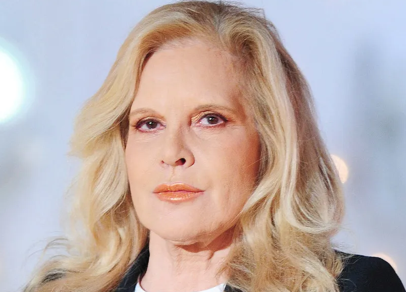 "Il avait fait une crise" : Sylvie Vartan révèle quel titre écrit par Charles Aznavour a rendu jaloux Johnny Hallyday (ZAPTV) 4 "Il avait fait une crise" : Sylvie Vartan révèle quel titre écrit par Charles Aznavour a rendu jaloux Johnny Hallyday (ZAPTV) Capture decran 2025 12 09 173130