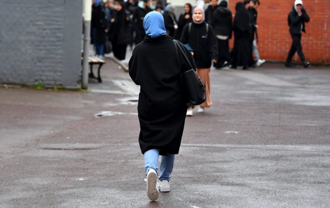 Une enseignante frappée par une élève après lui avoir demandé de retirer son voile 2 Une enseignante frappée par une élève après lui avoir demandé de retirer son voile Capture decran 2025 12 09 182909