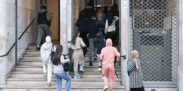 Une enseignante frappée par une élève après lui avoir demandé de retirer son voile 1 Une enseignante frappée par une élève après lui avoir demandé de retirer son voile Capture decran 2025 12 09 182917