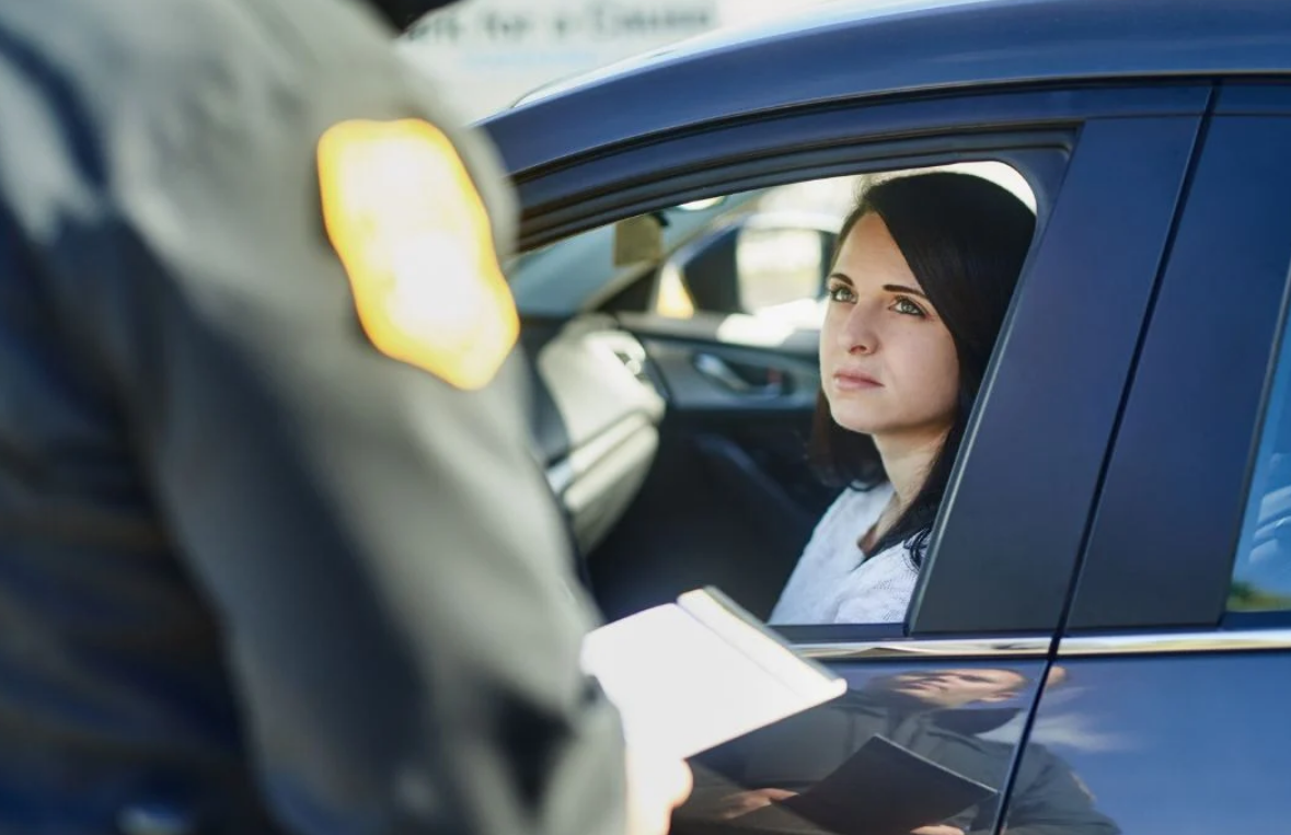 Des faux gendarmes arrêtent les automobilistes pour voler leurs papiers et de l’argent, ce signe doit immédiatement vous alerter 2 Des faux gendarmes arrêtent les automobilistes pour voler leurs papiers et de l’argent, ce signe doit immédiatement vous alerter Capture decran 2025 12 10 220402