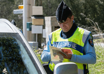 Des faux gendarmes arrêtent les automobilistes pour voler leurs papiers et de l’argent, ce signe doit immédiatement vous alerter