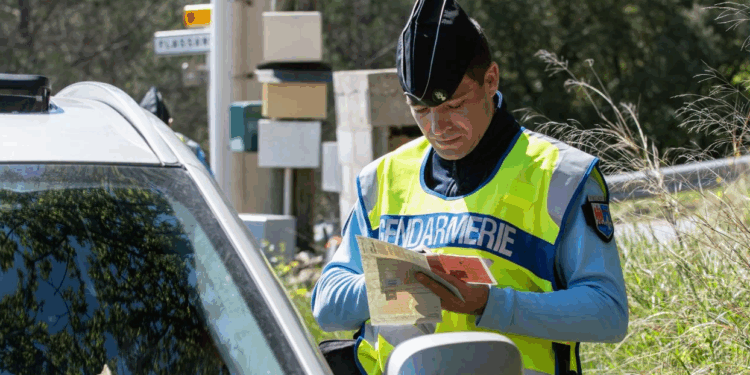Des faux gendarmes arrêtent les automobilistes pour voler leurs papiers et de l’argent, ce signe doit immédiatement vous alerter 1 Des faux gendarmes arrêtent les automobilistes pour voler leurs papiers et de l’argent, ce signe doit immédiatement vous alerter Capture decran 2025 12 10 220406