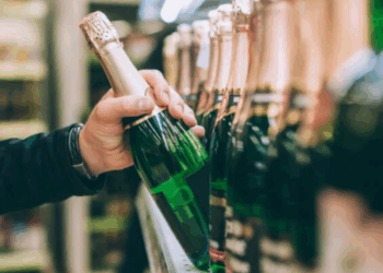 Une caissière voilée refuse de vendre du champagne : « J&rsquo;étais déconcerté », scandale avant Noël