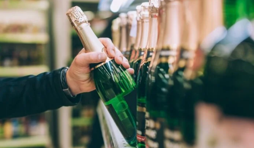 Une caissière voilée refuse de vendre du champagne : "J'étais déconcerté", scandale avant Noël 3 Une caissière voilée refuse de vendre du champagne : "J'étais déconcerté", scandale avant Noël Une caissière voilée refuse de vendre du champagne : « J’étais déconcerté », scandale avant Noël
