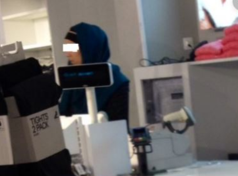 Une caissière voilée refuse de vendre du champagne : "J'étais déconcerté", scandale avant Noël 2 Une caissière voilée refuse de vendre du champagne : "J'étais déconcerté", scandale avant Noël Capture decran 2025 12 10 231255