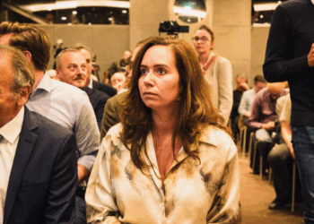 Elle est convoquée par la Cour des comptes : qui veut la peau de Sarah Knafo ? 1 Elle est convoquée par la Cour des comptes : qui veut la peau de Sarah Knafo ? Elle est convoquée par la Cour des comptes : qui veut la peau de Sarah Knafo ?