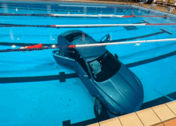 Une voiture finit sa course dans la piscine municipale de La Ciotat, la conductrice et sa fille de 5 ans secourues