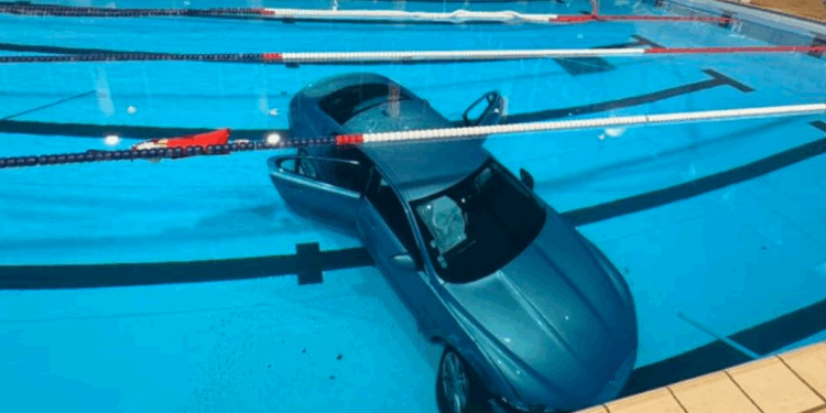 Une voiture finit sa course dans la piscine municipale de La Ciotat, la conductrice et sa fille de 5 ans secourues 1 Une voiture finit sa course dans la piscine municipale de La Ciotat, la conductrice et sa fille de 5 ans secourues Capture decran 2025 12 12 151456