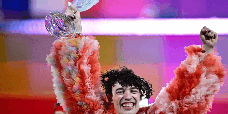 "Il n'a plus sa place sur mon étagère": Nemo, gagnant de l'Eurovision 2024, rend son trophée 1 "Il n'a plus sa place sur mon étagère": Nemo, gagnant de l'Eurovision 2024, rend son trophée Capture decran 2025 12 12 153318