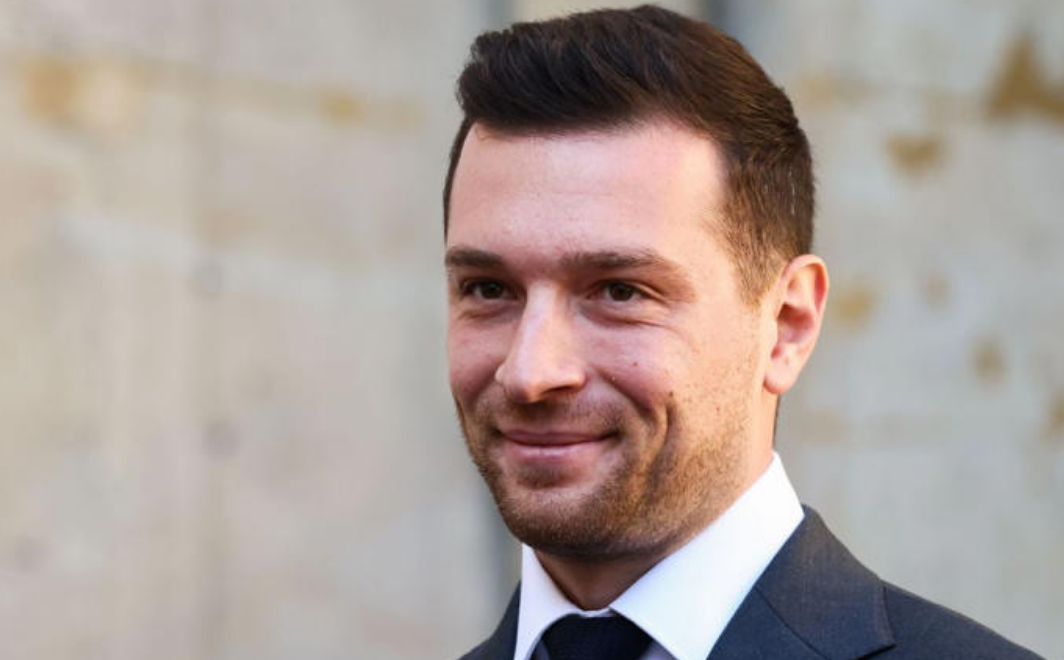 Cette ex-compagne que Jordan Bardella n’évoque jamais mais qui ressurgit en direct à la télévision 2 Cette ex-compagne que Jordan Bardella n’évoque jamais mais qui ressurgit en direct à la télévision Capture decran 2025 12 15 121542