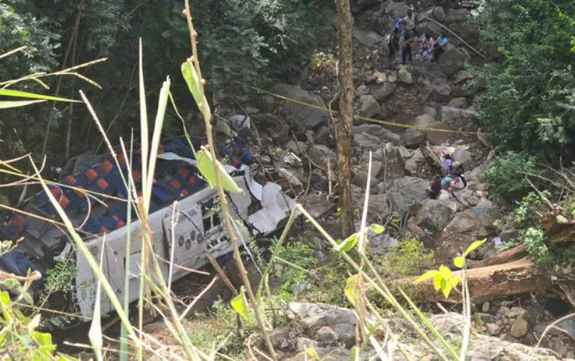 Ils venaient d’aller fêter leur diplôme : 17 personnes, dont 16 lycéens, décèdent dans un accident d’autocar 2 Ils venaient d’aller fêter leur diplôme : 17 personnes, dont 16 lycéens, décèdent dans un accident d’autocar Capture decran 2025 12 15 195808