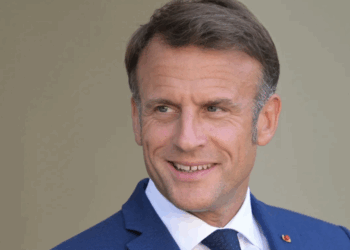 « Emmanuel Macron ne pense qu’à rester au pouvoir » : Michel Onfray fustige le président sur sa gestion du budget 2026