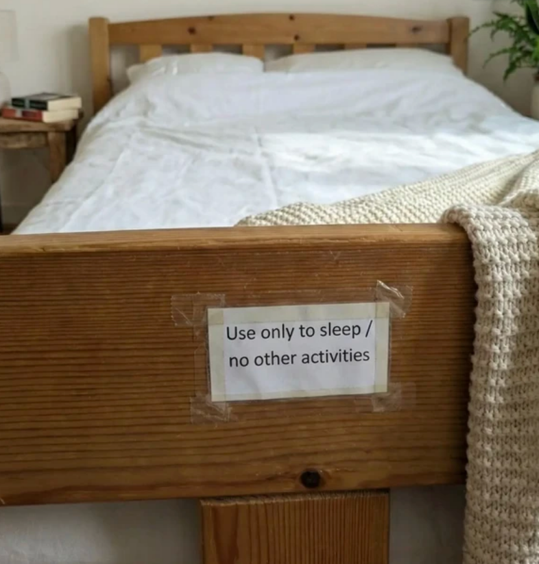 Le propriétaire de leur Airbnb scotche une consigne surprenante sur le lit 4 Le propriétaire de leur Airbnb scotche une consigne surprenante sur le lit Capture decran 2025 12 16 135045