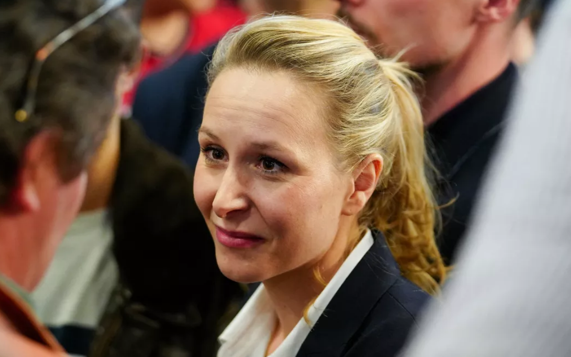 « Quand je vais avec mes petites filles sur les marchés de Noël… » : Marion Maréchal maman agacée, elle pousse un coup de gueule 4 « Quand je vais avec mes petites filles sur les marchés de Noël… » : Marion Maréchal maman agacée, elle pousse un coup de gueule Capture decran 2025 12 16 145403