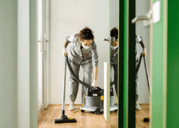 Son fils tente de mettre fin à ses jours, elle prend deux jours pour rester à son chevet : elle est licenciée dans la foulée