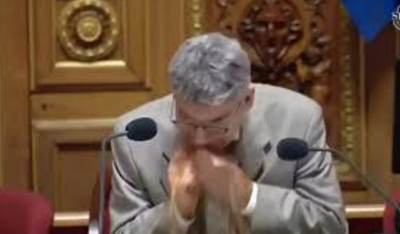 Le sénateur se vomit dessus en direct au Sénat : ce trouble du foie méconnu en cause… 3 Le sénateur se vomit dessus en direct au Sénat : ce trouble du foie méconnu en cause… Capture decran 2025 12 16 222427