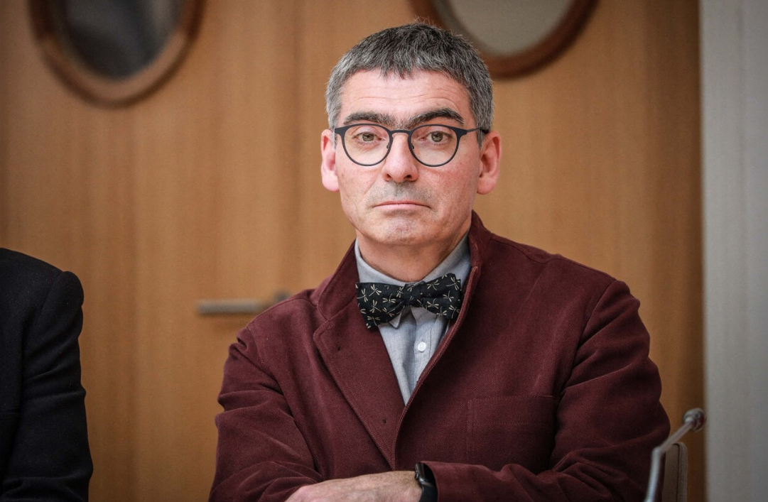 Le sénateur se vomit dessus en direct au Sénat : ce trouble du foie méconnu en cause… 2 Le sénateur se vomit dessus en direct au Sénat : ce trouble du foie méconnu en cause… Capture decran 2025 12 16 222434