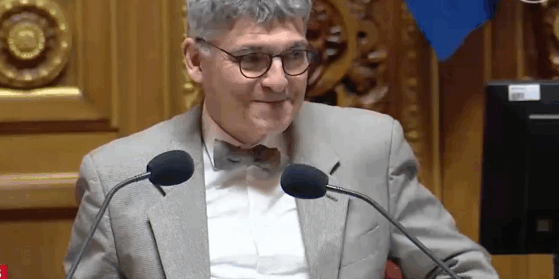 Le sénateur se vomit dessus en direct au Sénat : ce trouble du foie méconnu en cause…