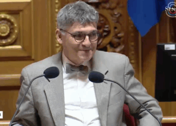 Le sénateur se vomit dessus en direct au Sénat : ce trouble du foie méconnu en cause…