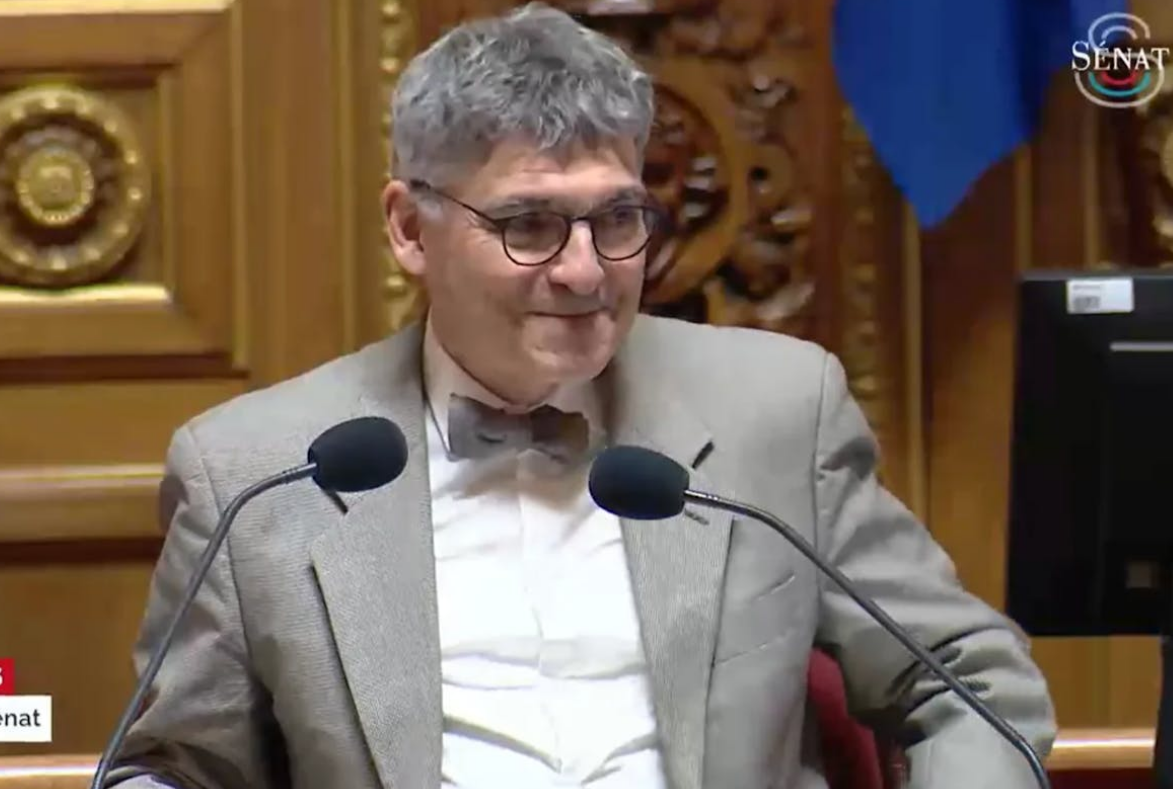 Le sénateur se vomit dessus en direct au Sénat : ce trouble du foie méconnu en cause… 4 Le sénateur se vomit dessus en direct au Sénat : ce trouble du foie méconnu en cause… Capture decran 2025 12 16 222438