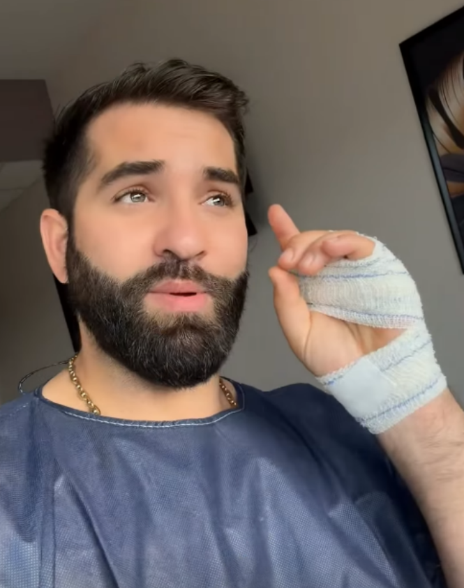 Blouse bleue et bandage à la main, Kendji Girac pris en charge par des professionnels 2 Blouse bleue et bandage à la main, Kendji Girac pris en charge par des professionnels Capture decran 2025 12 18 161125