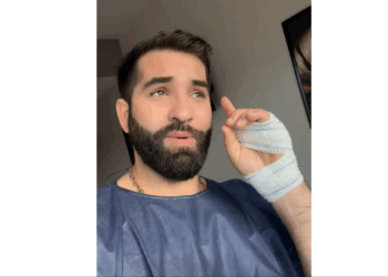 Blouse bleue et bandage à la main, Kendji Girac pris en charge par des professionnels