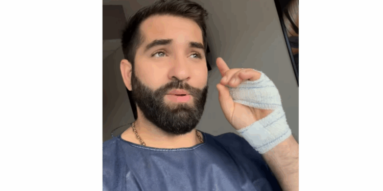 Blouse bleue et bandage à la main, Kendji Girac pris en charge par des professionnels 1 Blouse bleue et bandage à la main, Kendji Girac pris en charge par des professionnels Capture decran 2025 12 18 161131
