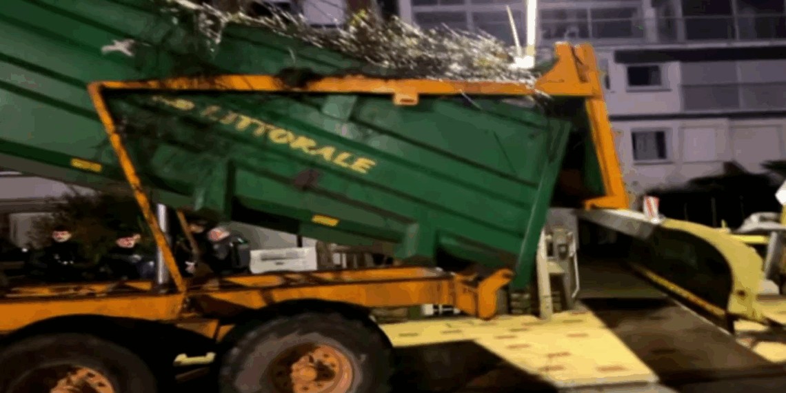 Des agriculteurs en colère rassemblés devant la maison du couple Macron au Touquet