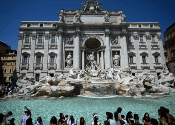 Le maire de Rome annonce que l'accès à la fontaine de Trevi va devenir payant 6 Le maire de Rome annonce que l'accès à la fontaine de Trevi va devenir payant Le maire de Rome annonce que l’accès à la fontaine de Trevi va devenir payant