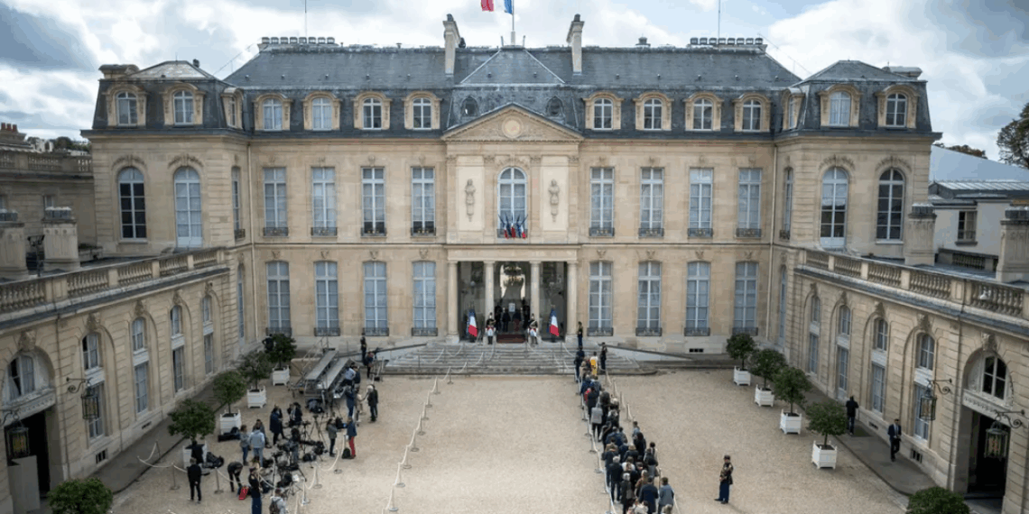 « Il n&rsquo;y a plus de respect et d&rsquo;amour de la France »: vol massif de porcelaine à l&rsquo;Elysée, un maître d&rsquo;hôtel arrêté