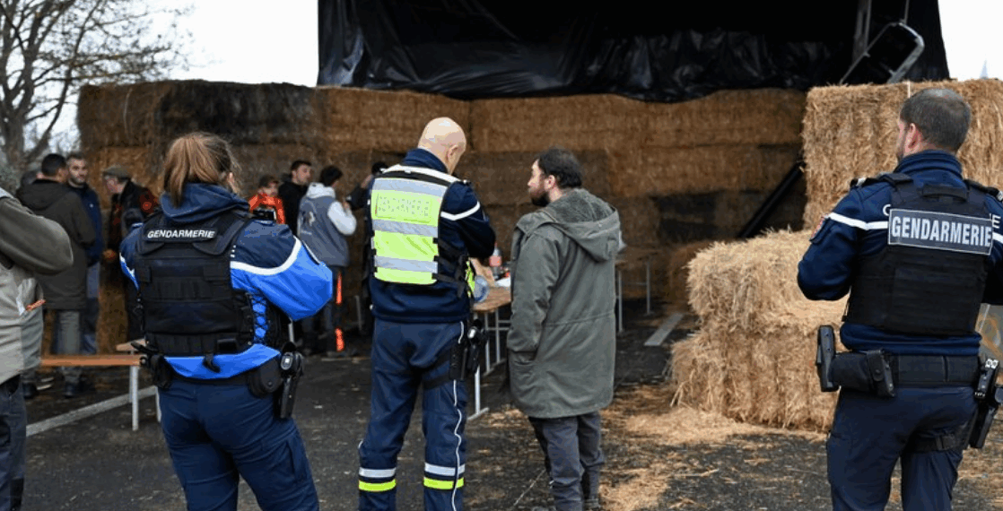 Dermatose nodulaire : "un tracteur a tenté de les percuter"… une équipe de BFMTV dénonce une agression sur l’A61 3 Dermatose nodulaire : "un tracteur a tenté de les percuter"… une équipe de BFMTV dénonce une agression sur l’A61 Dermatose nodulaire : « un tracteur a tenté de les percuter »… une équipe de BFMTV dénonce une agression sur l’A61