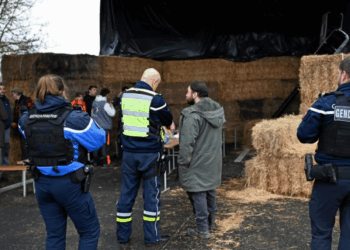 Dermatose nodulaire : "un tracteur a tenté de les percuter"… une équipe de BFMTV dénonce une agression sur l’A61 3 Dermatose nodulaire : "un tracteur a tenté de les percuter"… une équipe de BFMTV dénonce une agression sur l’A61 Dermatose nodulaire : « un tracteur a tenté de les percuter »… une équipe de BFMTV dénonce une agression sur l’A61