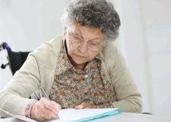 Une femme de 96 ans envoie une lettre hilarante à sa banque, le directeur n&rsquo;en revient pas et la fait publier