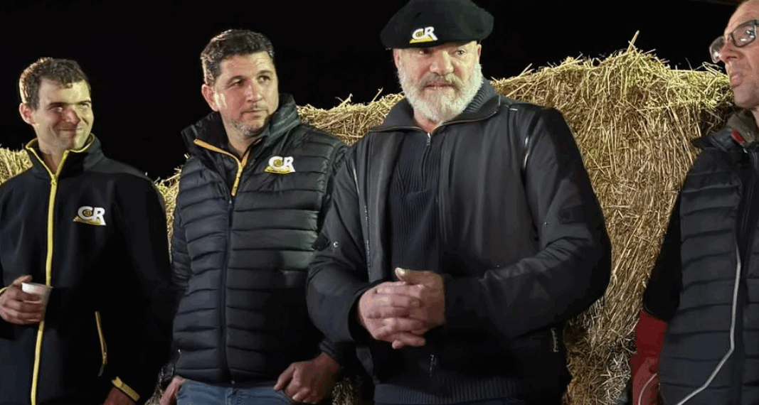« Ne lâchez rien ! » : sur l’A63, le chef Philippe Etchebest apporte son soutien aux agriculteurs