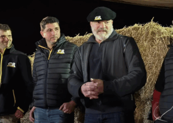 « Ne lâchez rien ! » : sur l’A63, le chef Philippe Etchebest apporte son soutien aux agriculteurs