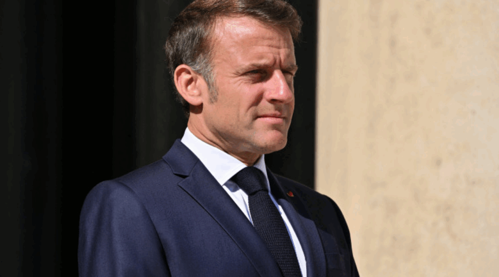 Crise budgétaire : « L’Élysée commence à s’impatienter » Macron hausse le ton et exige un budget en janvier