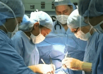 Miracle de Noël : en voulant retirer un kyste de 10 kilos, des médecins découvrent un... 15 Miracle de Noël : en voulant retirer un kyste de 10 kilos, des médecins découvrent un... Miracle de Noël : en voulant retirer un kyste de 10 kilos, des médecins découvrent un…