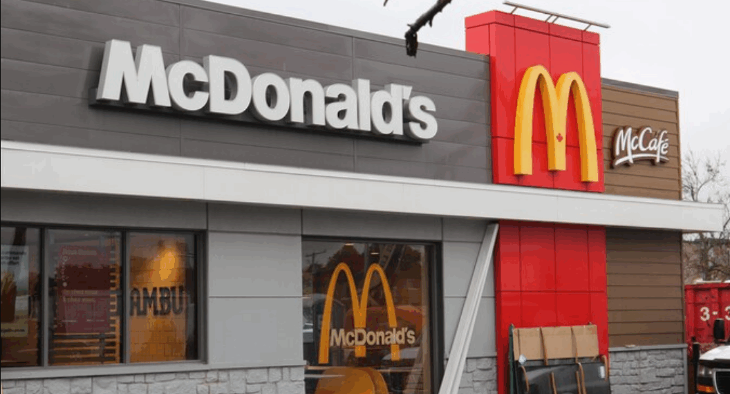 Le repas au McDonald&rsquo;s vire au drame : à 69 ans, il reste coincé entre sa portière et le guichet du Drive et en meurt