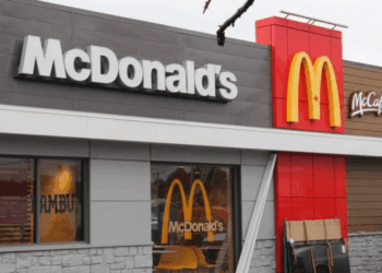 Le repas au McDonald&rsquo;s vire au drame : à 69 ans, il reste coincé entre sa portière et le guichet du Drive et en meurt