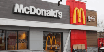 Le repas au McDonald&rsquo;s vire au drame : à 69 ans, il reste coincé entre sa portière et le guichet du Drive et en meurt