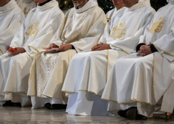 Paris : Un couple poursuivi pour avoir escroqué 32 prêtres pendant six ans