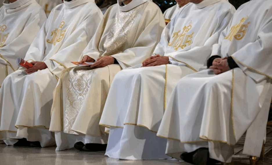 Paris : Un couple poursuivi pour avoir escroqué 32 prêtres pendant six ans