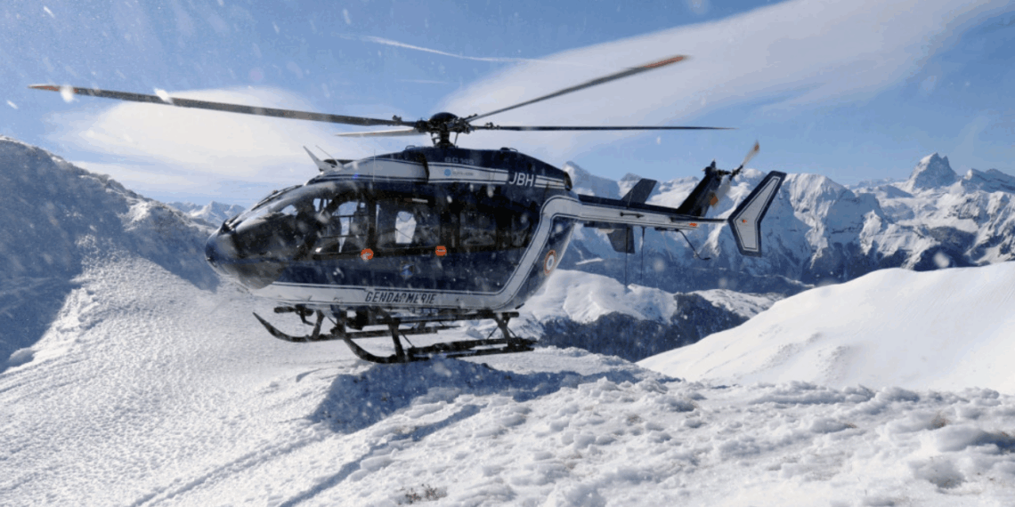 Alpes : un groupe de quatre skieurs emportés par une avalanche, le guide et une skieuse dans un état grave