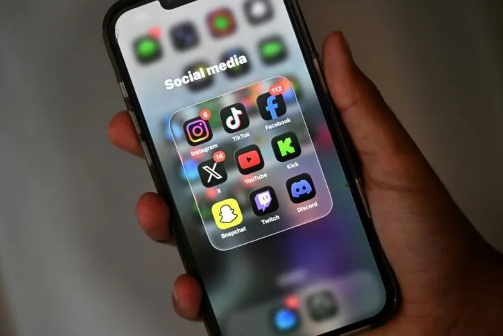 Le gouvernement veut interdire les réseaux sociaux aux moins de 15 ans et les portables au lycée dès la rentrée 2026 4 Le gouvernement veut interdire les réseaux sociaux aux moins de 15 ans et les portables au lycée dès la rentrée 2026 Capture decran 2025 12 31 180453