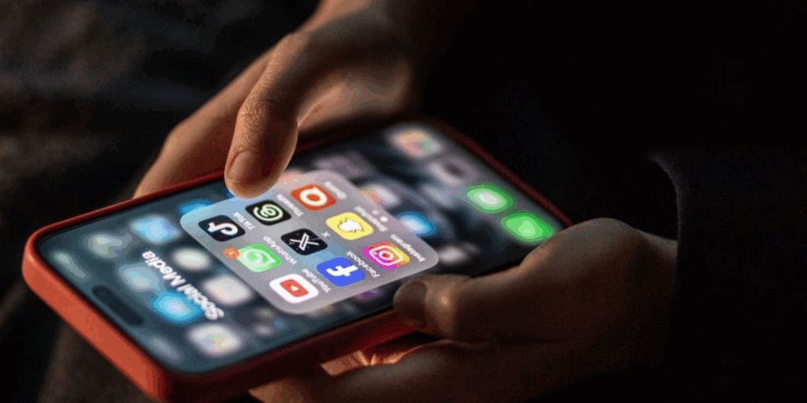 Le gouvernement veut interdire les réseaux sociaux aux moins de 15 ans et les portables au lycée dès la rentrée 2026