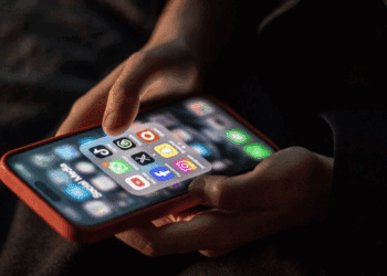 Le gouvernement veut interdire les réseaux sociaux aux moins de 15 ans et les portables au lycée dès la rentrée 2026