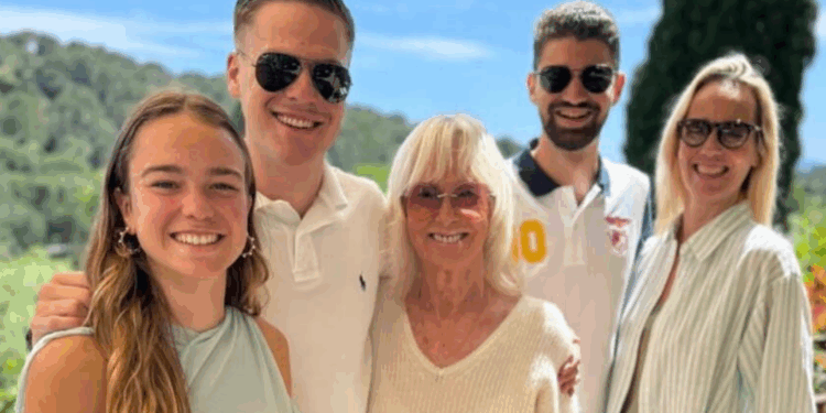 Disparition d’Evelyne Leclercq : Qui sont Céline, sa fille unique, et ses trois petits-enfants ? 1 Disparition d’Evelyne Leclercq : Qui sont Céline, sa fille unique, et ses trois petits-enfants ? Capture decran 2025 12 31 183129